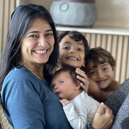 Karla Mendonça com seus três filhos
